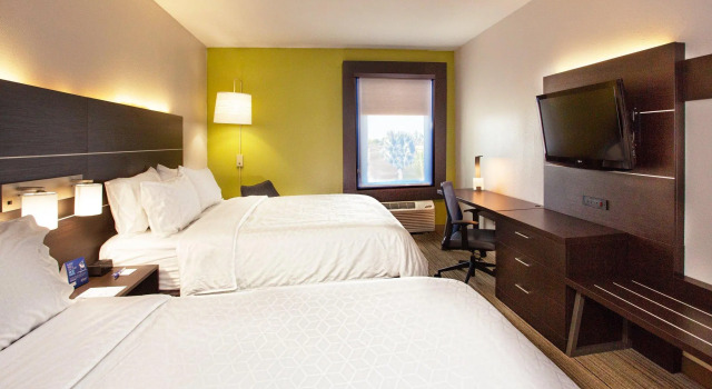 Четырёхместный номер Standard Holiday Inn Express Hotel & Suites Port Charlotte