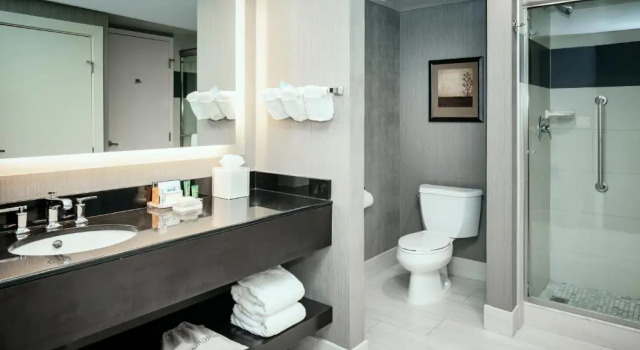 Четырёхместный номер Executive Hilton Suites Brentwood