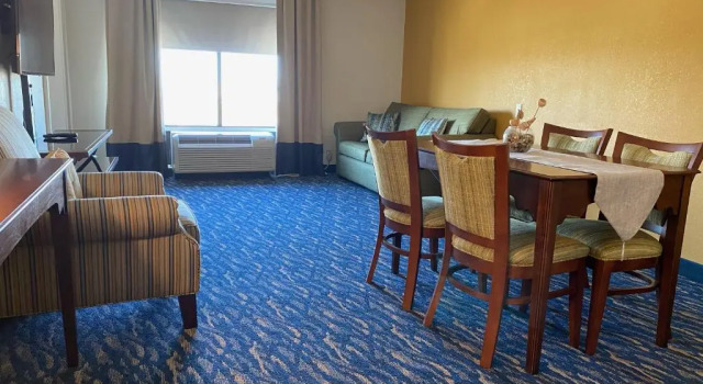 Люкс Deluxe Comfort Inn & Suites New Orleans Airport North