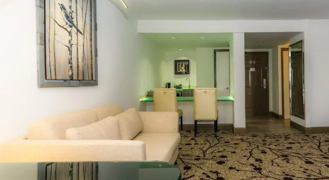 Полулюкс Regalia Hotel & Conference Center