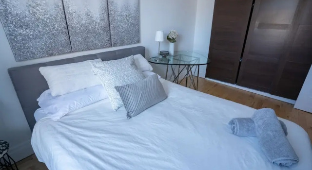SUPERB 1 Bed Apt. Steps Away From Metro, Rezervasyon Daire Montreal Quebec