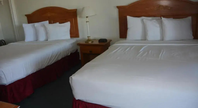 Четырёхместный номер Standard Pacific Sunset Inn