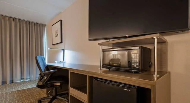 M Hotel & Conference Center, Забронировать Отель Отели Tri-Cities с бассейном, Бассейн