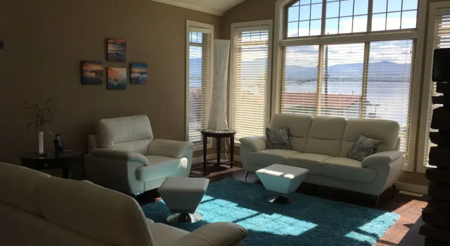 Luxury Lakefront Rooms, Buchen Sie Pension Hotels in British Columbia mit Pool, Schwimmbad