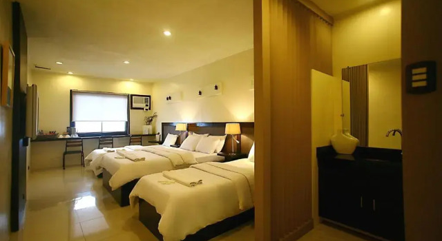Четырёхместный номер Deluxe с красивым видом из окна Baguio Holiday Villas