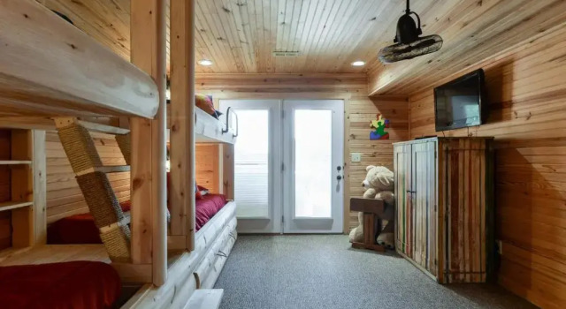 Luxury 2700 Sq Ft Log Cabin Private Hot Tub Game room Pool Table Best View, Boek Hotel Hotels in Missouri met zwembad, Zwembad