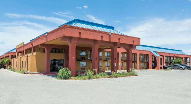 Кровать в общем номере Days Inn by Wyndham Midland