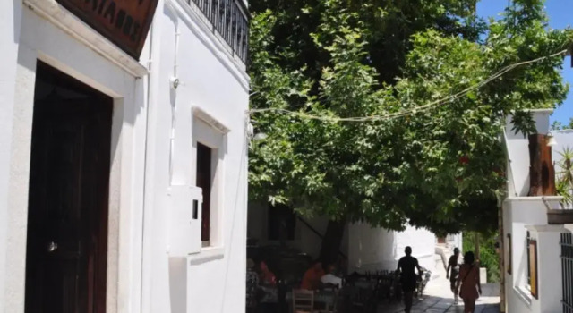 Коттедж apeiranthos traditional stone house