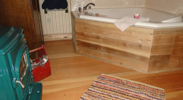 The Black Walnut Guest House, Забронировать Гостевой дом Отели Стерджен-Бей с парковкой, рядом с Исторический музей округа Дор, Парковка