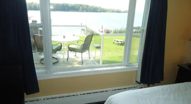 Двухместный номер Standard с балконом и с видом на озеро Bayside Inn & Waterfront Suites
