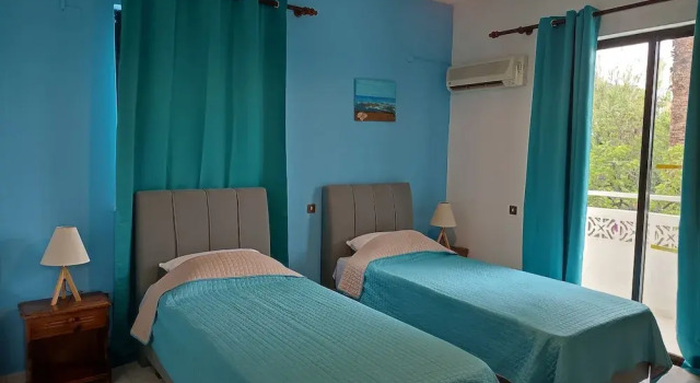 Двухместный номер Superior с балконом и с видом на сад Dolphin Apartments