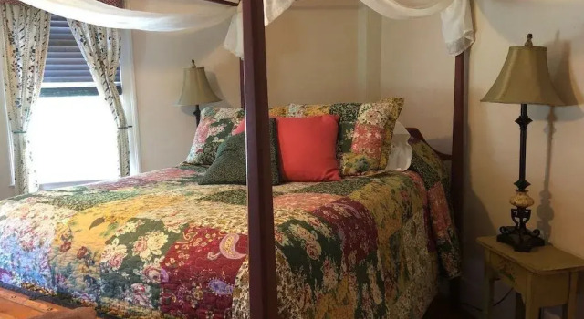 Stephen Clay Homestead Bed and Breakfast, Забронировать Отель «постель и завтрак» Отели Mclntyre с парковкой, Парковка