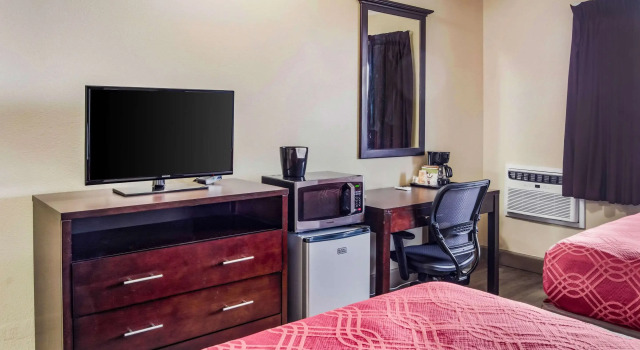 Четырёхместный номер Standard Econo Lodge Newport