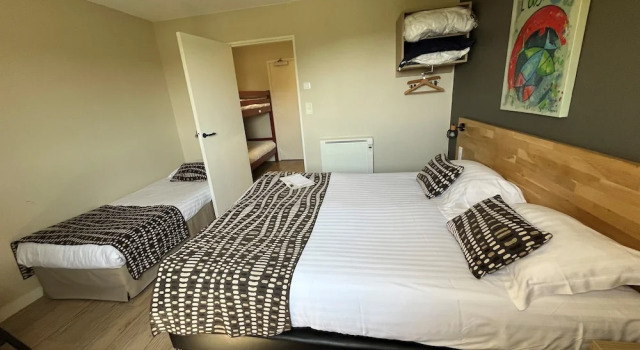 Четырёхместный номер Comfort c 1 комнатой Brit Hotel Le Kerodet