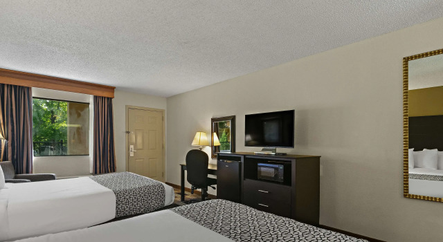 Четырёхместный номер Standard Best Western Windsor Suites