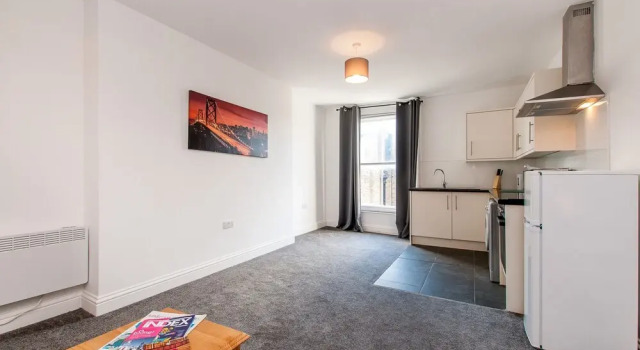 3 Bed Flat in Pedestrianized High Street