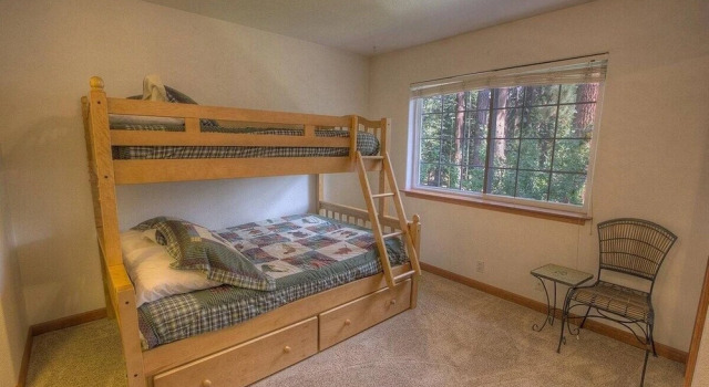 Коттедж с 4 комнатами Wolfpack Refuge 4 Bedroom Home by RedAwning