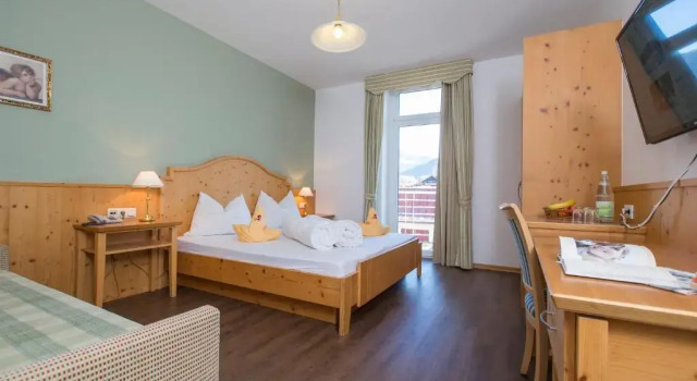 Двухместный номер Comfort с балконом Aparthotel KRONPLATZ Luxury House