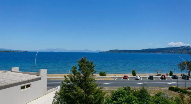 Люкс с видом на озеро Baycrest Lodge