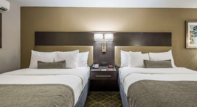 Четырёхместный номер Standard с балконом Best Western Plus Clemson Hotel & Conference Center