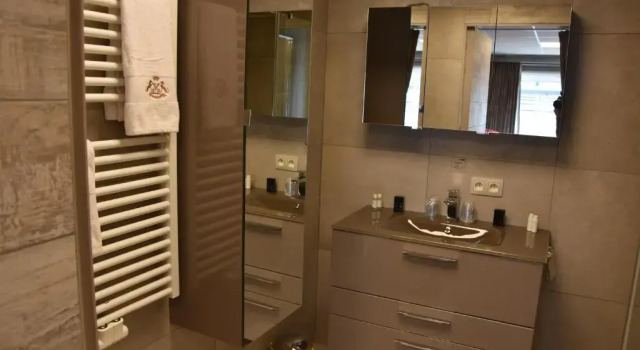 Guesthouse Room40, Rezervovat Hotel Hotely v Lutych s parkováním, Parkování