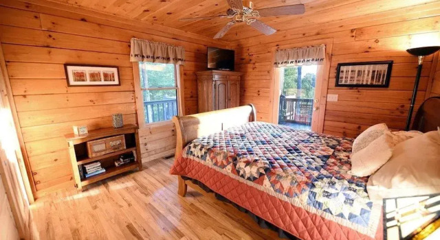 Dew Drop Inn- Blue Ridge Cabin Rental, Забронировать Отель Блу-Ридж Джорджия, рядом с Cohutta Cove Mini Golf