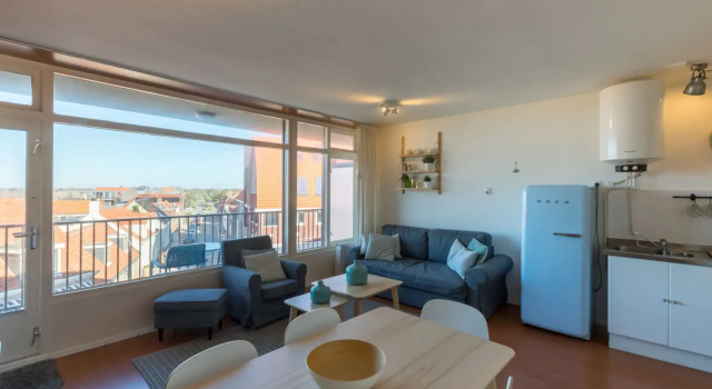 Romantic Coastal Retreat With Scenic Balcony, Book Apartment Zoutelande 