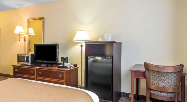 Четырёхместный номер Standard Quality Inn Danville