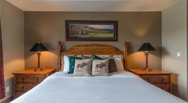 2211 Timberline Lodge, Trappeur's Crossing Apartment 1, Забронировать Апартаменты/квартира Отели Стимбот-Спрингса с парковкой, рядом с Preview Ski Lift, Парковка