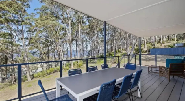 Апартаменты 3-bed Coastal Getaway With Direct Beach Access