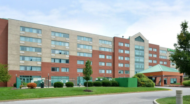 Elimwood Hotel, a Ramada by Wyndham, Забронировать Отель Отели Мэриленд-Хайтс с бассейном, рядом с Голливуд Казино Сейнт Луис, Бассейн