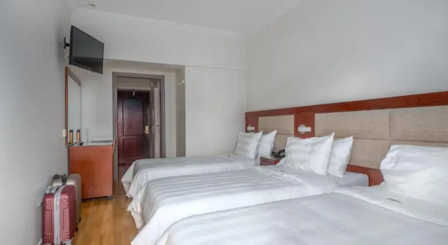 Трёхместный номер с балконом Attalos Hotel