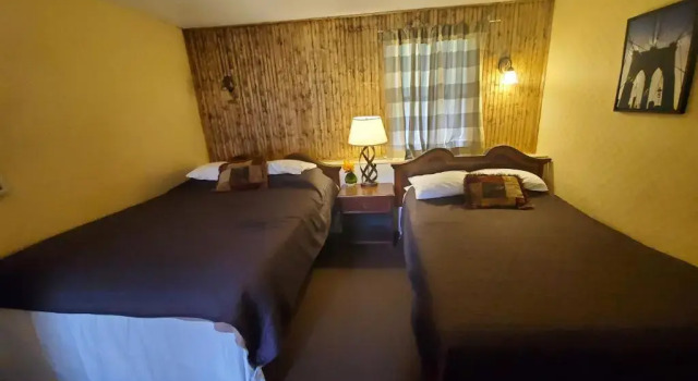 Четырёхместный номер Standard Falls Motel