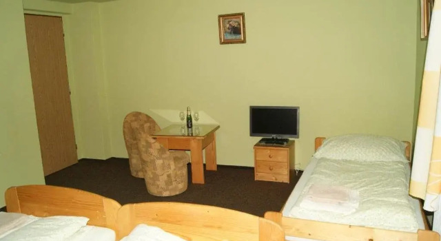 Hotel Kačenka, Book Hotel Hoteller i Kraliky med parkering, Parkering