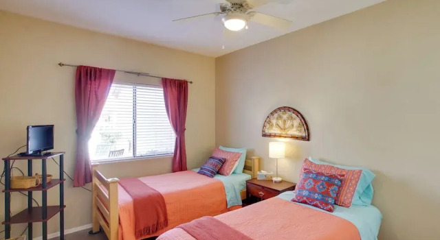 7 Mi to Mill Ave: Bbq-ready Mesa Townhouse