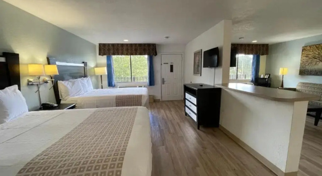 Люкс Deluxe Tricove Inn & Suites