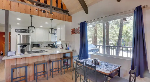 Коттедж Cabin w/ Deck, Fire Pit & Big Bear Lake Access!