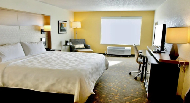 Номер Standard Holiday Inn Hotel & Suites Overland Park-Convention Center by IHG