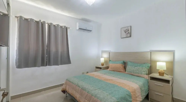 Modern Apt With free parking and AC 3brs, Забронировать Апартаменты/квартира Сантьяго-де-лос-Кабальерос Сантьяго, рядом с Kaskada Park
