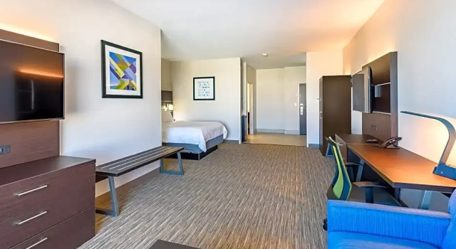 Четырёхместный люкс Holiday Inn Express Hotel and Suites Bastrop by IHG