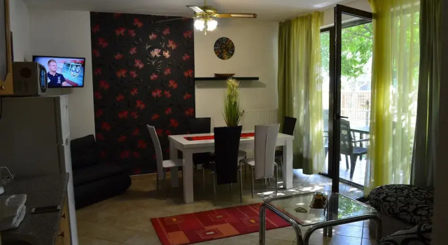 Bálint 2 apartman with outdoor pool, Забронировать Апартаменты/квартира Отели Шиофок с парковкой, рядом с Железнодорожный вокзал Шиофок, Парковка