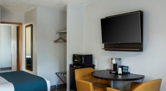 Шестиместный люкс Motel 6-Saanichton, BC - Victoria Airport