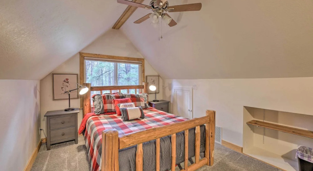 Коттедж с 4 комнатами с балконом Pinetop Chalet Cabin ~ 1 Mi to Woodland Park