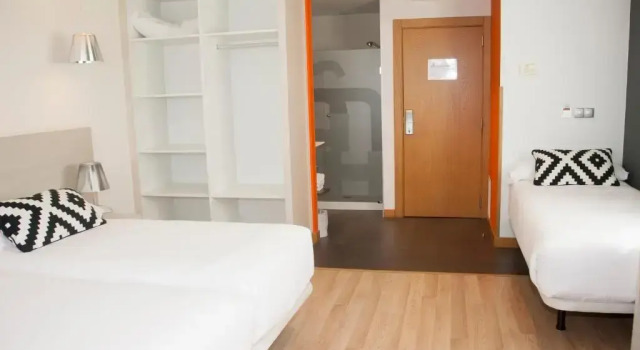 Трёхместный номер Standard Hotel Restaurante Cadosa