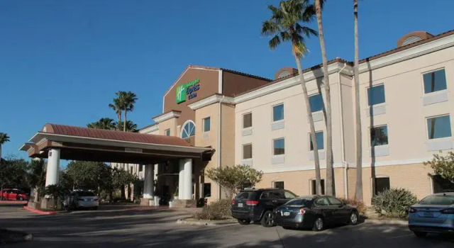 Кровать в общем номере Holiday Inn Express Hotel and Suites Brownsville by IHG