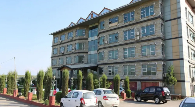 OYO 6409 Hotel Silver Star, Забронировать Отель Сринагар Jammu & Kashmir Ski