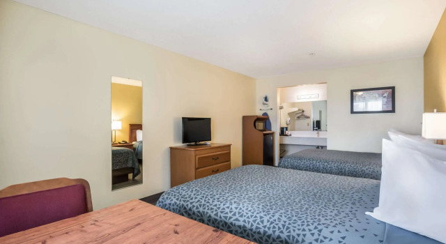 Четырёхместный номер Standard Econo Lodge Inn & Suites Lodi - Wine Country Area