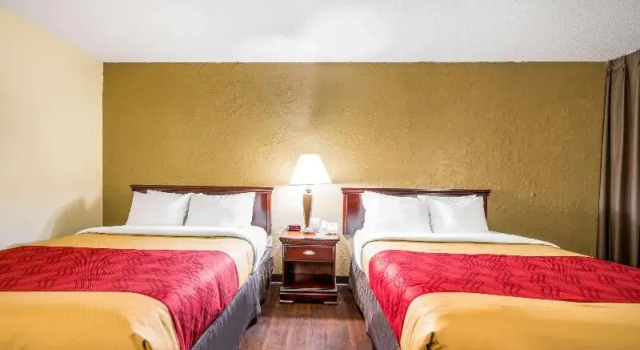 Четырёхместный номер Econo Lodge Corinth