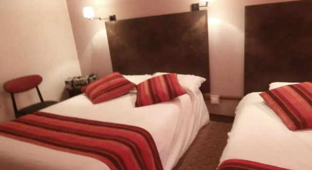 Трёхместный номер Standard Logis Hôtel Le Merle Blanc