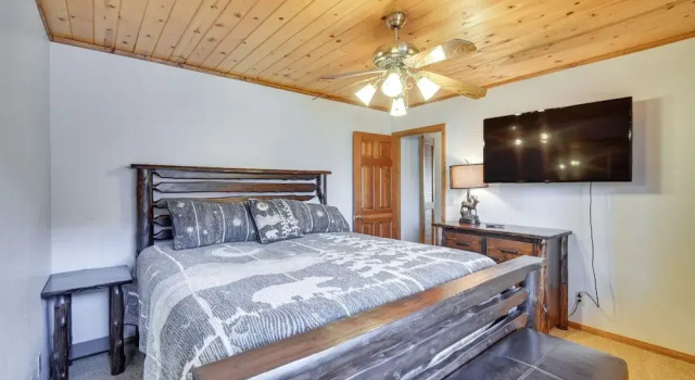 Big Bear Lake Cabin w/ Hot Tub & Gas Fire Pit!